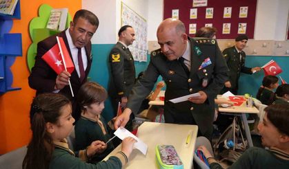 Antalya'da minikler ilk mektuplarını Mehmetçiğe yazdı: 'İyi ki varsın'