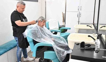 'Mobil Kuaför'den huzurevi sakinlerine bayram tıraşı