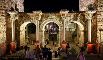 Hadrian Kapısı Yeni Işıklarıyla Göz Kamaştırıyor!