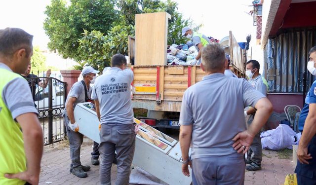 Kepez’de Koku Krizi: Çöp Evlerden 8 Kamyon Atık Taşındı