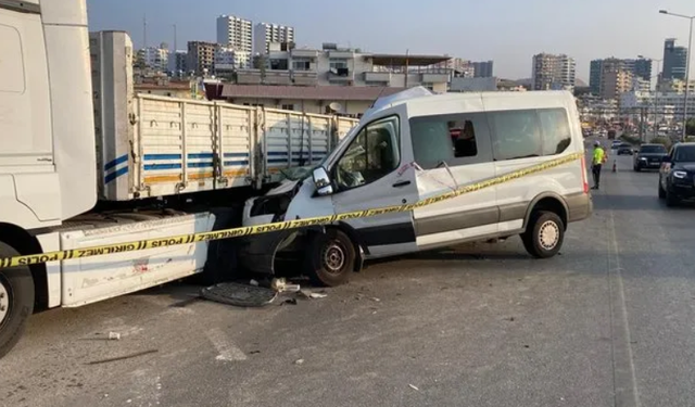 Mersin’de Öğrenci Minibüsü Kaza Yaptı