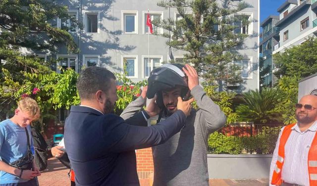 Alanya’da motosiklet sürücülerine ücretsiz kask dağıtıldı