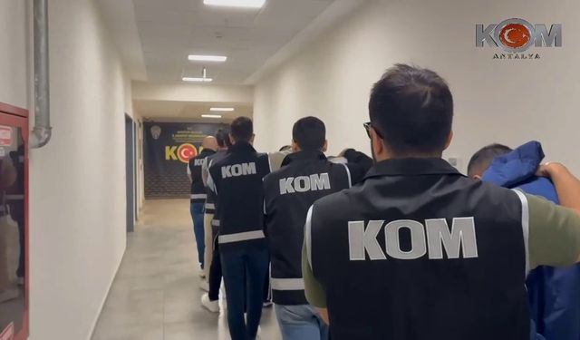 Antalya’da Motosikletle Gelip İş Yerine Kurşun Yağdırdılar
