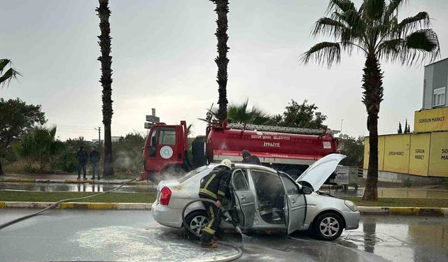 Seyir halindeki otomobil yandı: Sürücü kendisini araçtan dışarı attı