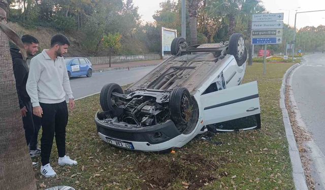 Antalya'da refüje çarpıp ters dönen araçtan ayakta çıktı