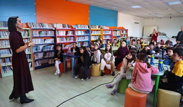 Doğan Hızlan Kütüphanesi'nde imza etkinliği