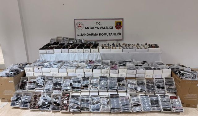 Antalya'da gümrük kaçağı güneş gözlüğü ve saat ele geçirildi