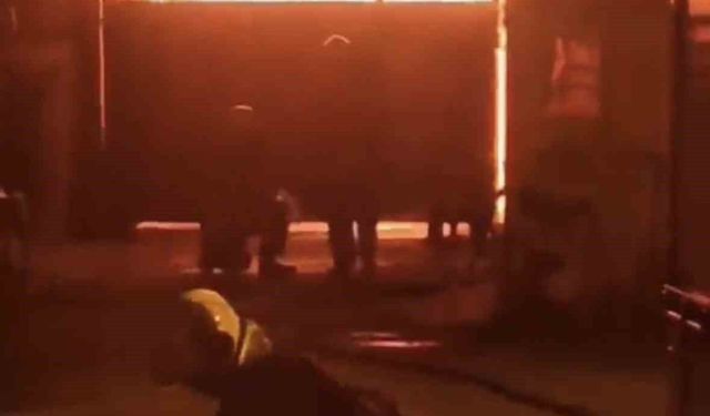Adana Seyhan'da Korkutan Yangın: Mobilya Atölyesi Alevlere Teslim Oldu!