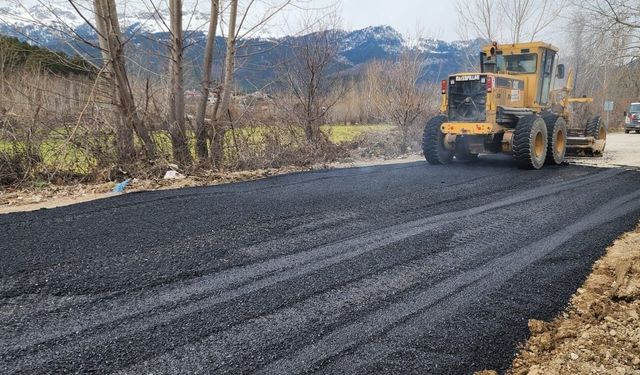Andırın'da yoğun yağışlar nedeniyle bozulan yola sıcak asfaltla tamir