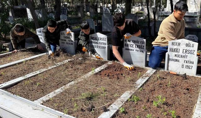 Anneannelerinin öğüdüyle başladılar, binlerce mezarı temizlediler
