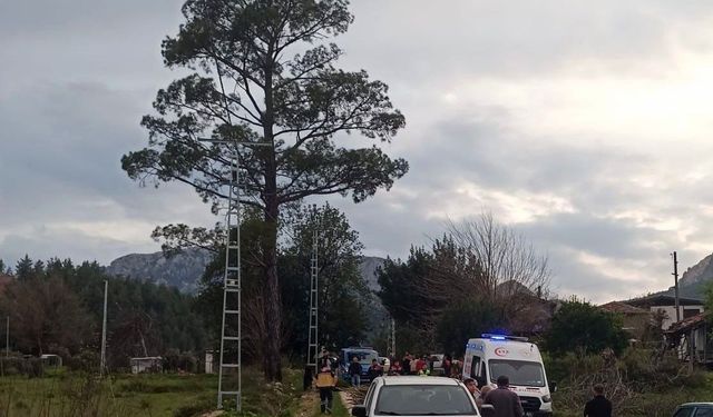 Antalya'da kamyonetin kasasından düşen kadın hayatını kaybetti