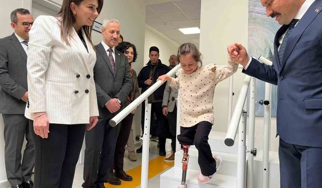 Depremzede Zeynep'ten Barbie'li Protez Bacağıyla Yeni Hayatına İlk Adım