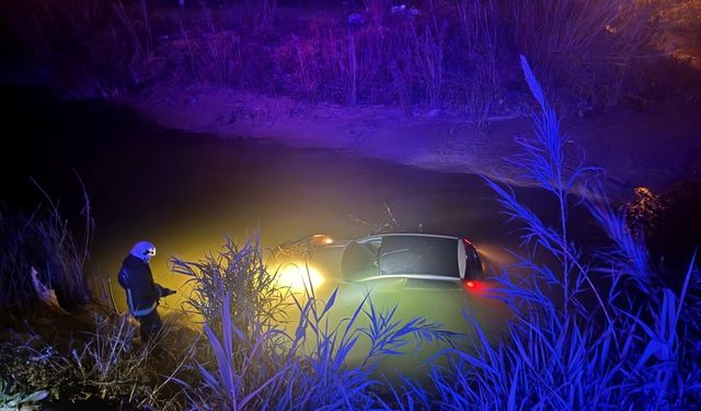 Seyir halindeki otomobil dereye uçtu, sürücü yaralandı
