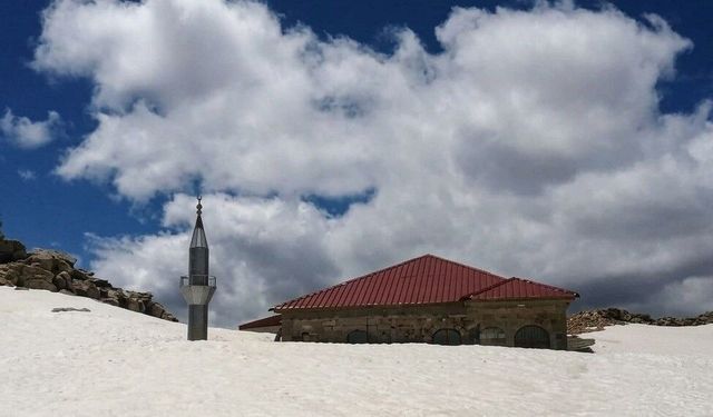 Toroslar'ın zirvesinde 741 yıllık cami kar altında kaldı