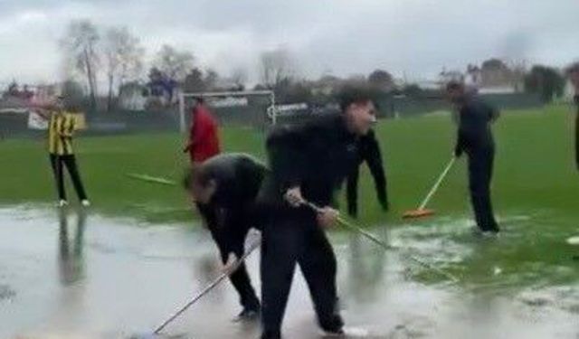 Yoğun yağış nedeniyle oluşan su birikintilerini taraftar ve görevliler temizledi