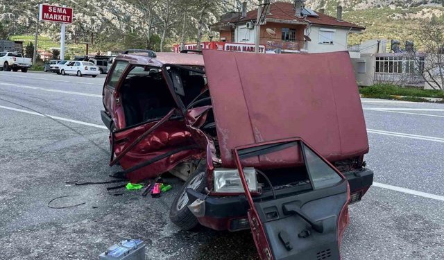 Akseki'de iki otomobil çarpıştı: 3 yaralı