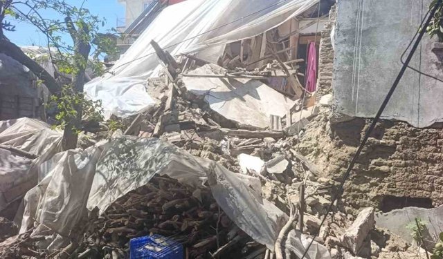 Antalya'da 2 katlı kerpiç ev çöktü