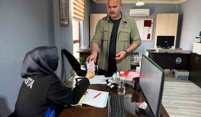 Başkan koruması bankamatikte bulduğu parayı zabıtaya teslim etti