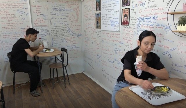 Konteynerdeki Çiğ Köftecinin 'Duygu Duvarı'