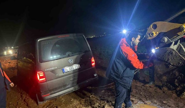 Navigasyon Minibüsü Çamura Soktu