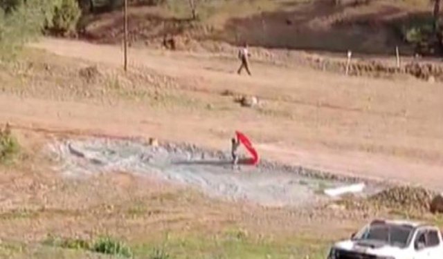 14 yaşındaki Yusuf, yere düşen bayrağı almak için piste koştu