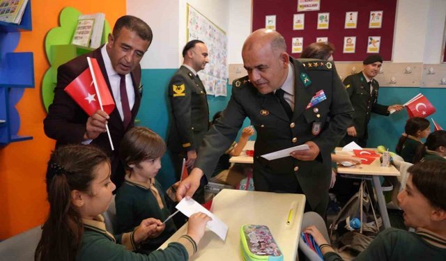 Antalya'da minikler ilk mektuplarını Mehmetçiğe yazdı: 'İyi ki varsın'