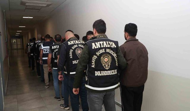 Kendilerini emniyet müdürü olarak tanıtıp 50 milyon TL'lik vurgun yaptılar