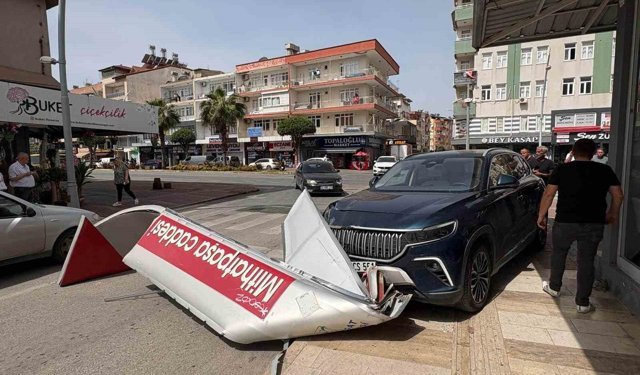 Önce otomobile ardından dev tabelaya çarptı, o anlar kameraya yansıdı