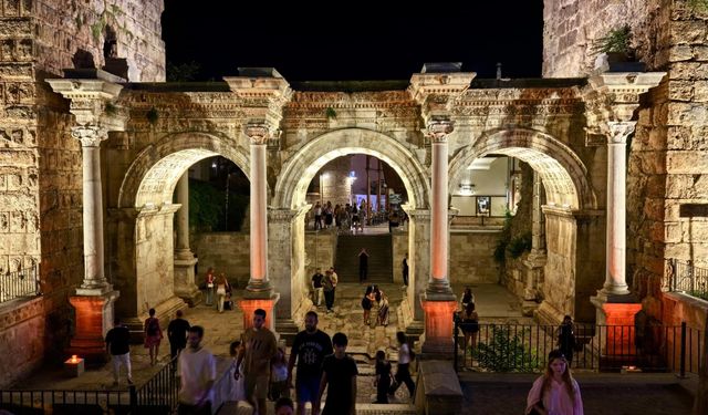 Hadrian Kapısı Yeni Işıklarıyla Göz Kamaştırıyor!