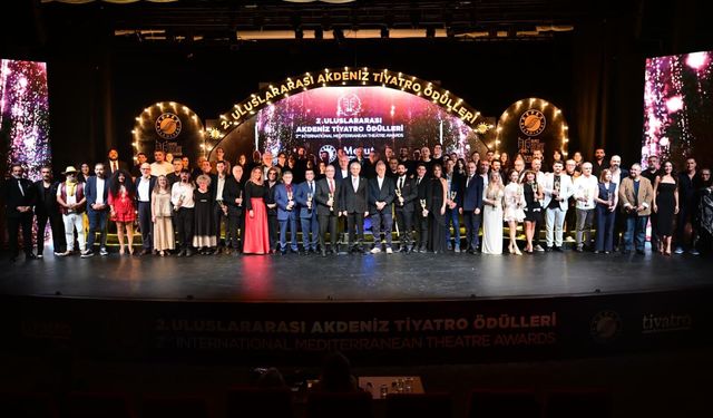 Uluslararası Akdeniz Tiyatro Ödülleri Kepez'de Yıldızlarla Buluştu