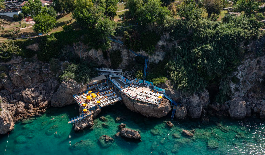 Falez Plajlarında Mavi Gururu