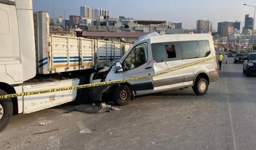 Mersin’de Öğrenci Minibüsü Kaza Yaptı