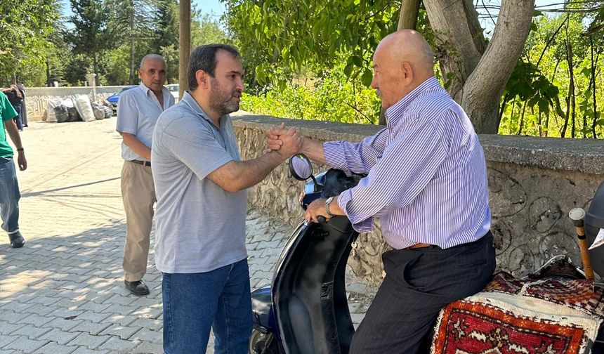 Makamı Devretti, Halkı Terketmedi