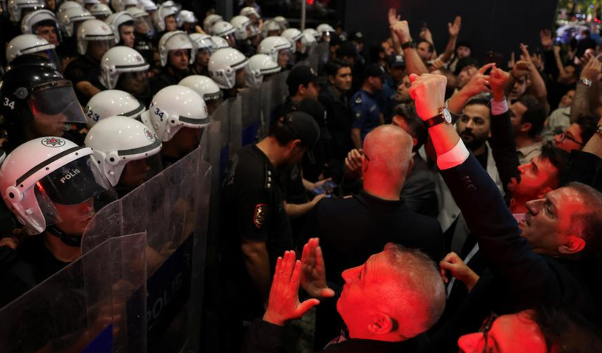 CHP İstanbul İl Başkanlığı önünde gerginlik