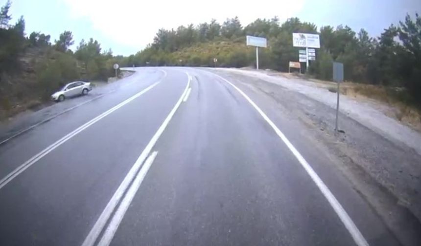 Antalya’da yağış nedeniyle kayganlaşan yolda otomobil takla attı: 2 yaralı