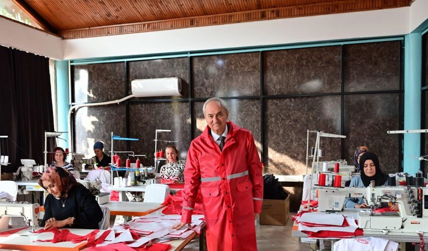 Başkan Kocagöz kadın emeğiyle üretilen yağmurlukları bizzat test etti