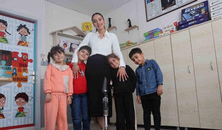 Enkazdan Kurtarılan Öğretmen Protez Bacağıyla Görevi Başında