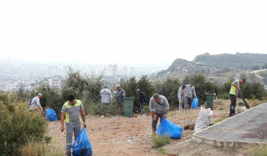 Üç hafta önce 60 çuval çöp toplanan caddeden bu sefer 80 çuval çöp çıktı