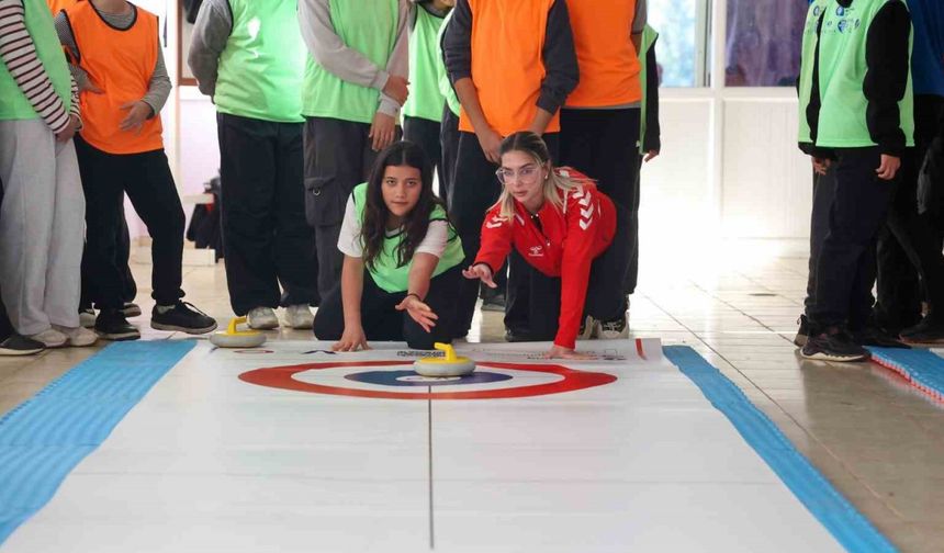 Antalya’da kız çocukları Floor Curling ile tanıştı