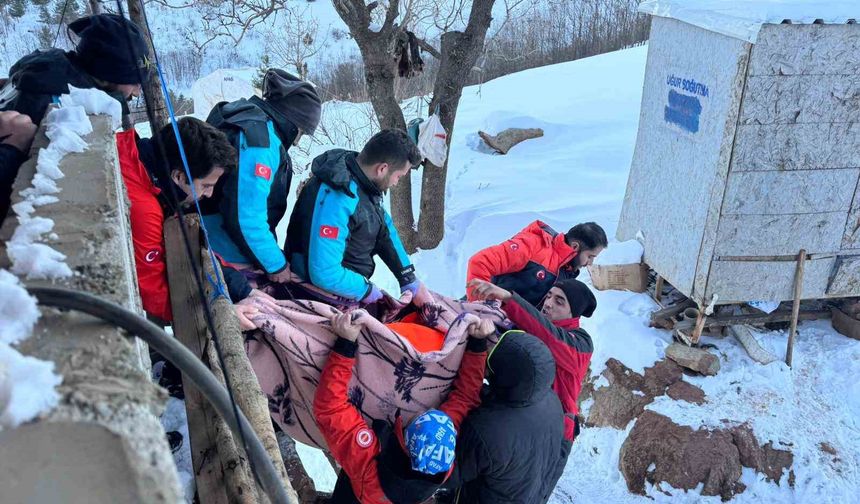 18 saatlik zorlu operasyonla mahsur kalan hasta kurtarıldı