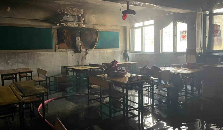 Alanya'da ilkokul sınıfının klima ünitesinde çıkan yangın korkuttu