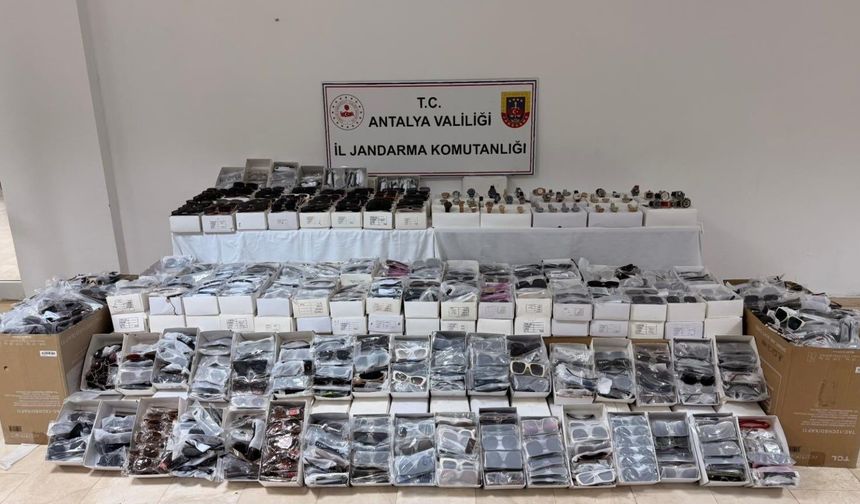 Antalya'da gümrük kaçağı güneş gözlüğü ve saat ele geçirildi