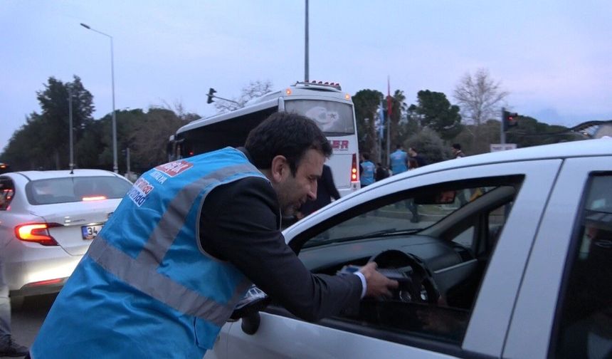 Antalya'da trafikte kalan vatandaşlara 'İftara 5 Kala' sürprizi