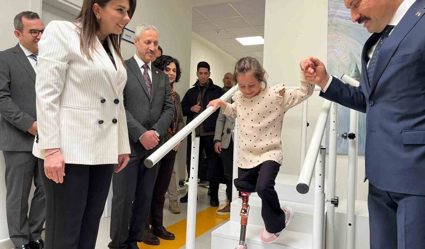 Depremzede Zeynep'ten Barbie'li Protez Bacağıyla Yeni Hayatına İlk Adım