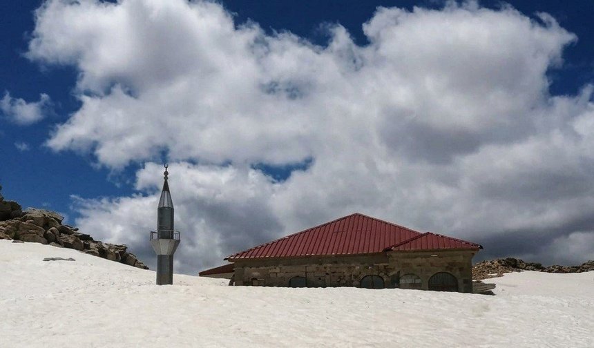 Toroslar'ın zirvesinde 741 yıllık cami kar altında kaldı