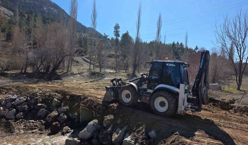 Yağışlar sonrası kapanan yol yeniden ulaşıma açıldı
