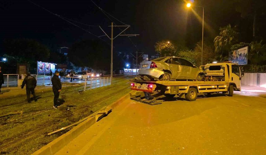 Antalya'da alkollü sürücü tramvay durağına daldı