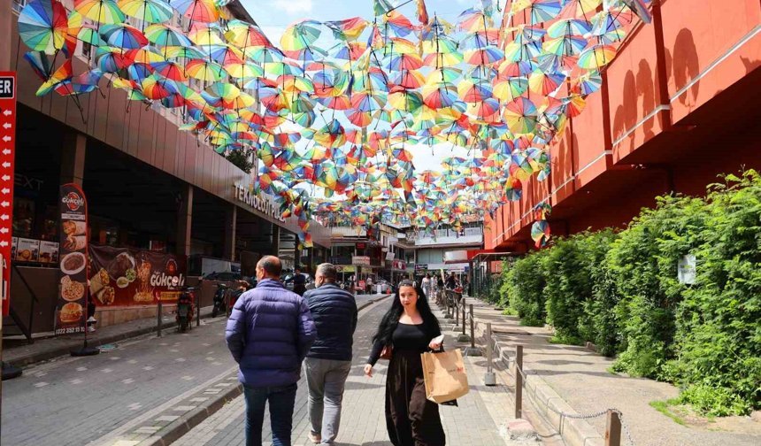 Renkli şemsiyelerle kaplı sokak, harabeye döndü