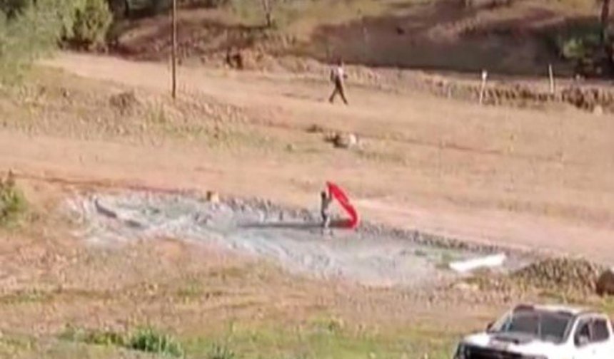 14 yaşındaki Yusuf, yere düşen bayrağı almak için piste koştu