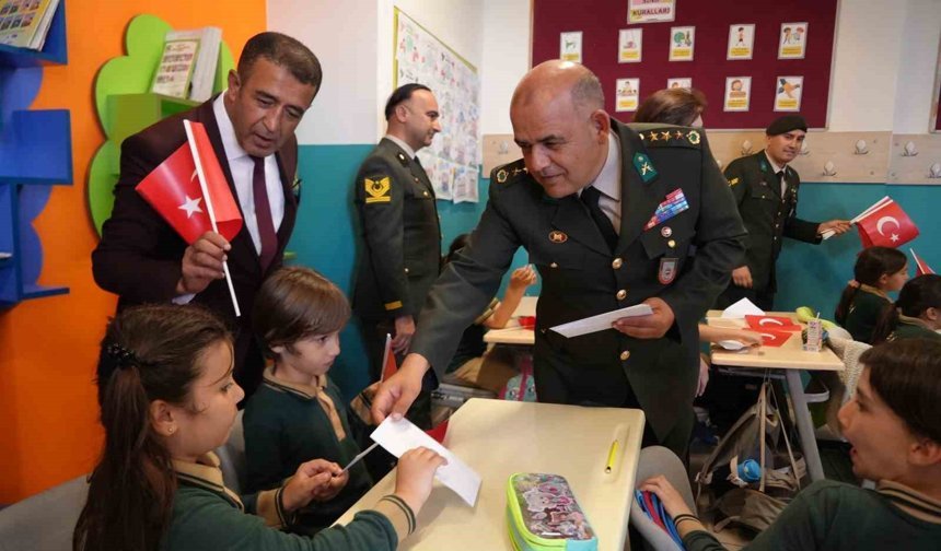 Antalya'da minikler ilk mektuplarını Mehmetçiğe yazdı: 'İyi ki varsın'